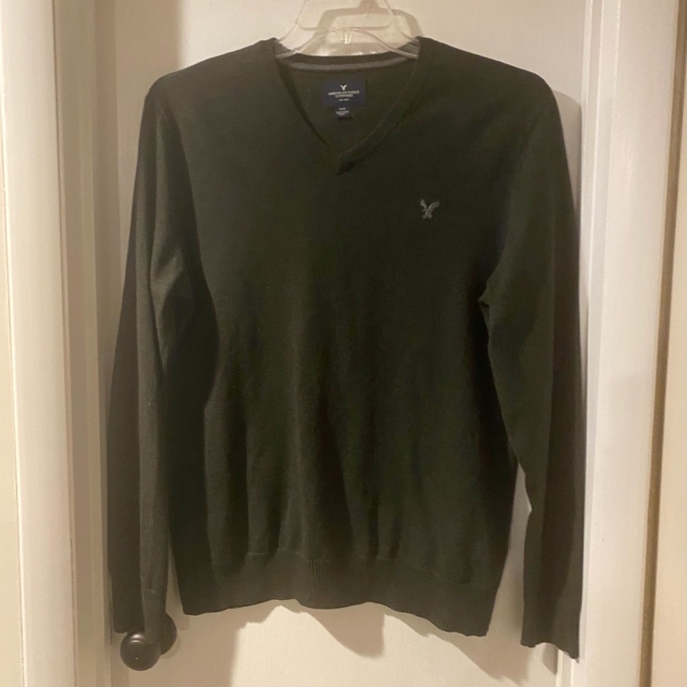 Men’s AE v-neck, size medium